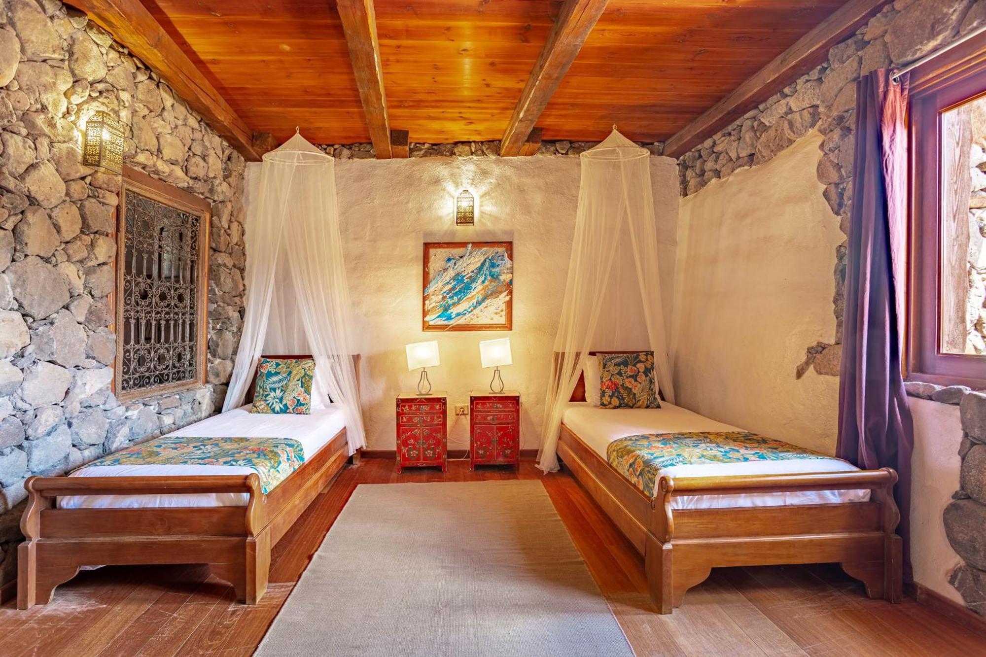Finca De Arrieta Village - Yurts And Stone Cottages - Shared Pool - Walking Distance To Arrieta Beach - Eco Friendly Tabayesco Ngoại thất bức ảnh